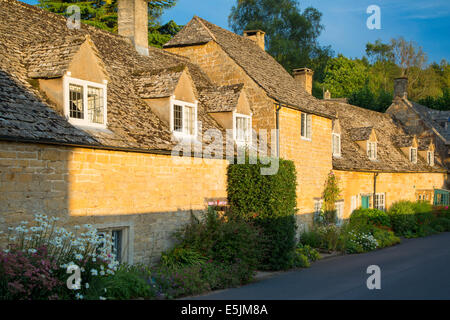 Zeile der angehängten Cottages in Snowshill, Cotswolds, Gloucestershire, England Stockfoto