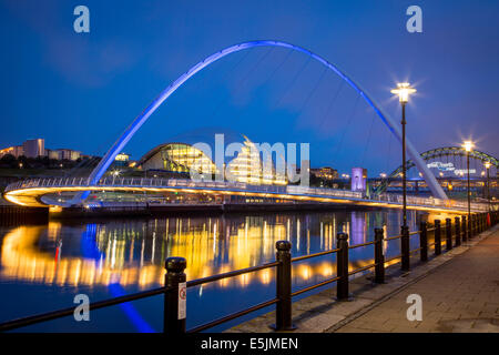 Die Gateshead Millennium Bridge und den Salbei spiegelt sich im Fluss Tyne, Newcastle-Upon-Tyne, Tyne and Wear, England Stockfoto