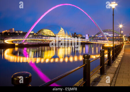 Die Gateshead Millennium Bridge und den Salbei spiegelt sich im Fluss Tyne, Newcastle-Upon-Tyne, Tyne and Wear, England Stockfoto