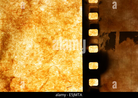 Alten Filmstreifen über Grunge Papierhintergrund Stockfoto