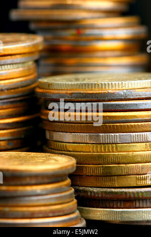 Münzen-Stacks Nahaufnahme auf schwarzem Hintergrund Stockfoto