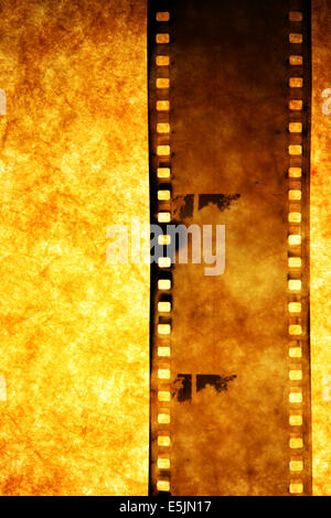 Alten Filmstreifen über Grunge Papierhintergrund Stockfoto