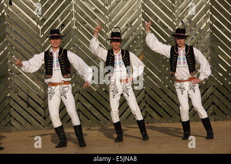 Männer aus slowakischen Folklore-Ensemble Jurošík aus Michalovce (Zemplin Provinz) tanzen in Cassovia Folklore-Festival. Stockfoto