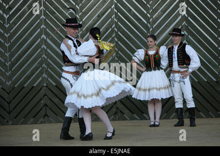 Slowakischer Folklore-Ensemble Jurošík aus Michalovce (Zemplin Provinz) tanzen in Cassovia Folklorefestival in Kosice, Slowakei. Stockfoto