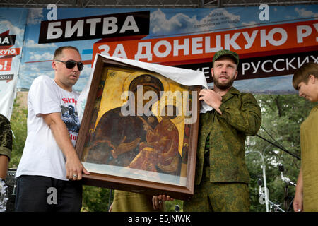 Moskau, Russland, 2. August 2014. Die Tichwin Ikone der Muttergottes auf Kundgebung zur Unterstützung der Novorossia in Moskau, Russland-Credit: Nikolay Vinokurov/Alamy Live News Stockfoto