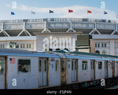 #4 u-Bahn-Plattform, Zug und Schienen an Yankee Stadium, Bronx, New York Stockfoto