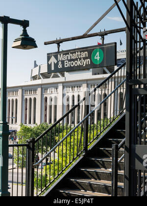 4 Zug, U-Bahn zu stoppen, Beschilderung, 161st Street und Yankee Stadium, Bronx, New York Stockfoto