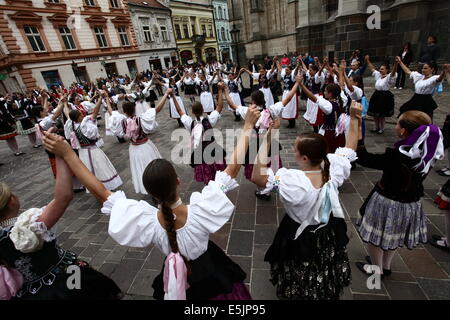 Ein Folklore-Ensemble beim Cassovia Folklorefestival Stockfoto