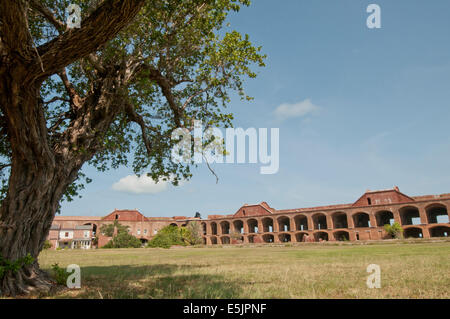 Bürgerkriegära Fort Jefferson ist mit einer wunderschönen Mauerwerk, Kanonen, und den Garten Schlüssel Leuchtturm. Stockfoto