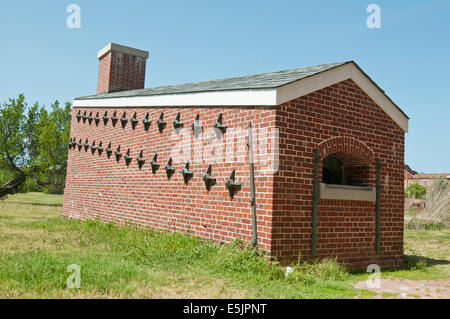 Bürgerkriegära Fort Jefferson ist mit einer wunderschönen Mauerwerk, Kanonen, und den Garten Schlüssel Leuchtturm. Stockfoto