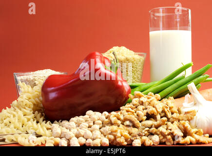 Low GI glykämische Index Lebensmittel - Milch, brauner Reis, Buchweizen, grüne Bohnen, Karotten, Zwiebel, Nudeln, Kichererbsen und Walnüssen Stockfoto