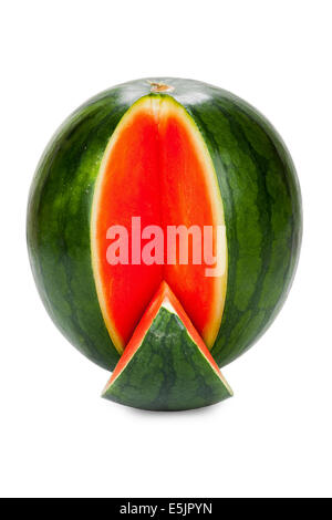 Frische ganze Wassermelone mit einem geschnittenen Stück isoliert auf weißem Hintergrund Stockfoto