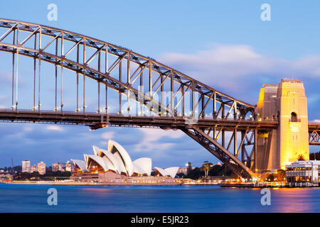 Sydney Harbour Bridge und Opernhaus von Sydney, Australien, in der Dämmerung beleuchtet. Stockfoto