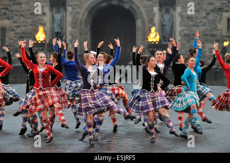 Edinburgh, Schottland. 2. August 2014. Das Royal Edinburgh Military Tattoo findet auf dem Vorplatz der Welt berühmten Edinburgh Castle im August. Die jährliche Feier der Musik und Unterhaltung präsentiert Musiker aus 46 Ländern auf 6 Kontinenten und beinhaltet verschiedene schottische militärische Regimenter, Pipebands und Militärkapellen aus der ganzen Welt. Das Tattoo kann Publikum von mehr als 200.000 Menschen aus der ganzen Welt und ist auch mehr als 100 Millionen Menschen ausgestrahlt. © Andrew Steven Graham/Alamy Leben Stockfoto