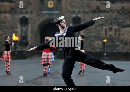 Edinburgh, Schottland. 2. August 2014. Das Royal Edinburgh Military Tattoo findet auf dem Vorplatz der Welt berühmten Edinburgh Castle im August. Die jährliche Feier der Musik und Unterhaltung präsentiert Musiker aus 46 Ländern auf 6 Kontinenten und beinhaltet verschiedene schottische militärische Regimenter, Pipebands und Militärkapellen aus der ganzen Welt. Das Tattoo kann Publikum von mehr als 200.000 Menschen aus der ganzen Welt und ist auch mehr als 100 Millionen Menschen ausgestrahlt. © Andrew Steven Graham/Alamy Leben Stockfoto