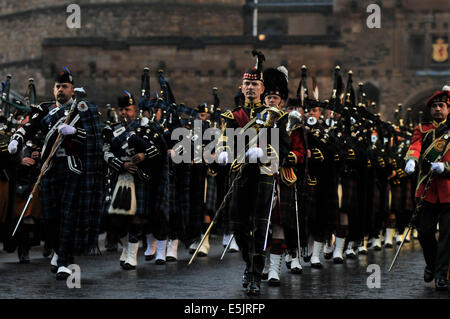 Edinburgh, Schottland. 2. August 2014. Das Royal Edinburgh Military Tattoo findet auf dem Vorplatz der Welt berühmten Edinburgh Castle im August. Die jährliche Feier der Musik und Unterhaltung präsentiert Musiker aus 46 Ländern auf 6 Kontinenten und beinhaltet verschiedene schottische militärische Regimenter, Pipebands und Militärkapellen aus der ganzen Welt. Das Tattoo kann Publikum von mehr als 200.000 Menschen aus der ganzen Welt und ist auch mehr als 100 Millionen Menschen ausgestrahlt. © Andrew Steven Graham/Alamy Leben Stockfoto