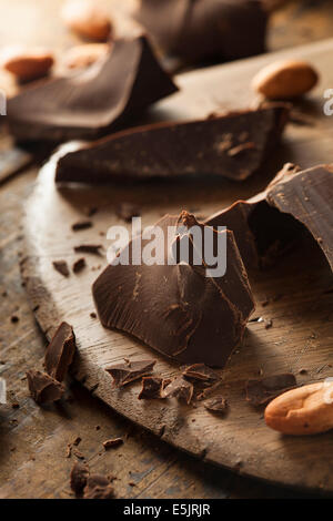 Bio dunkle Schokolade Brocken fertig zum Backen Stockfoto