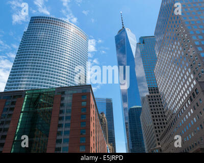 Freedom Tower und World Financial Center vom irischen Hunger Memorial in Lower Manhattan, NYC, USA Stockfoto