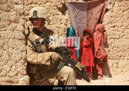 CPL. Marcus Yeakel mit dem 1. Bataillon, 25. Marineregiment wacht während einer Patrouille in einem Dorf 2. Oktober 2010 in Washir District, Provinz Helmand, Afghanistan. Stockfoto