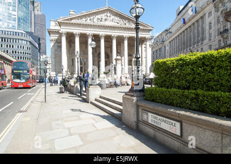 Der Royal Exchange, Threadneedle Street, City of London, mit Straßenschild. England. Stockfoto