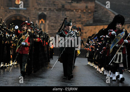 Edinburgh, Schottland. 2. August 2014. Das Royal Edinburgh Military Tattoo findet auf dem Vorplatz der Welt berühmten Edinburgh Castle im August. Die jährliche Feier der Musik und Unterhaltung präsentiert Musiker aus 46 Ländern auf 6 Kontinenten und beinhaltet verschiedene schottische militärische Regimenter, Pipebands und Militärkapellen aus der ganzen Welt. Das Tattoo kann Publikum von mehr als 200.000 Menschen aus der ganzen Welt und ist auch mehr als 100 Millionen Menschen ausgestrahlt. © Andrew Steven Graham/Alamy Leben Stockfoto