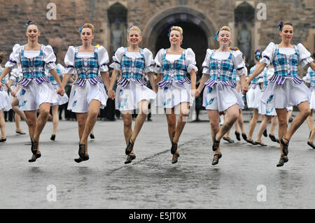 Edinburgh, Schottland. 2. August 2014. Das Royal Edinburgh Military Tattoo findet auf dem Vorplatz der Welt berühmten Edinburgh Castle im August. Die jährliche Feier der Musik und Unterhaltung präsentiert Musiker aus 46 Ländern auf 6 Kontinenten und beinhaltet verschiedene schottische militärische Regimenter, Pipebands und Militärkapellen aus der ganzen Welt. Das Tattoo kann Publikum von mehr als 200.000 Menschen aus der ganzen Welt und ist auch mehr als 100 Millionen Menschen ausgestrahlt. © Andrew Steven Graham/Alamy Leben Stockfoto