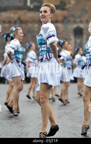 Edinburgh, Schottland. 2. August 2014. Das Royal Edinburgh Military Tattoo findet auf dem Vorplatz der Welt berühmten Edinburgh Castle im August. Die jährliche Feier der Musik und Unterhaltung präsentiert Musiker aus 46 Ländern auf 6 Kontinenten und beinhaltet verschiedene schottische militärische Regimenter, Pipebands und Militärkapellen aus der ganzen Welt. Das Tattoo kann Publikum von mehr als 200.000 Menschen aus der ganzen Welt und ist auch mehr als 100 Millionen Menschen ausgestrahlt. © Andrew Steven Graham/Alamy Leben Stockfoto