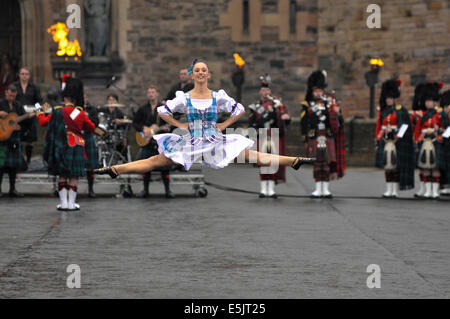 Edinburgh, Schottland. 2. August 2014. Das Royal Edinburgh Military Tattoo findet auf dem Vorplatz der Welt berühmten Edinburgh Castle im August. Die jährliche Feier der Musik und Unterhaltung präsentiert Musiker aus 46 Ländern auf 6 Kontinenten und beinhaltet verschiedene schottische militärische Regimenter, Pipebands und Militärkapellen aus der ganzen Welt. Das Tattoo kann Publikum von mehr als 200.000 Menschen aus der ganzen Welt und ist auch mehr als 100 Millionen Menschen ausgestrahlt. © Andrew Steven Graham/Alamy Leben Stockfoto