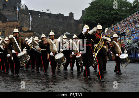 Edinburgh, Schottland. 2. August 2014. Das Royal Edinburgh Military Tattoo findet auf dem Vorplatz der Welt berühmten Edinburgh Castle im August. Die jährliche Feier der Musik und Unterhaltung präsentiert Musiker aus 46 Ländern auf 6 Kontinenten und beinhaltet verschiedene schottische militärische Regimenter, Pipebands und Militärkapellen aus der ganzen Welt. Das Tattoo kann Publikum von mehr als 200.000 Menschen aus der ganzen Welt und ist auch mehr als 100 Millionen Menschen ausgestrahlt. © Andrew Steven Graham/Alamy Leben Stockfoto