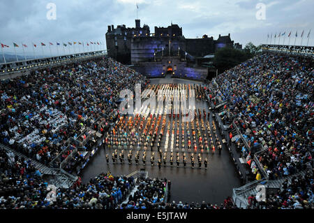 Edinburgh, Schottland. 2. August 2014. Das Royal Edinburgh Military Tattoo findet auf dem Vorplatz der Welt berühmten Edinburgh Castle im August. Die jährliche Feier der Musik und Unterhaltung präsentiert Musiker aus 46 Ländern auf 6 Kontinenten und beinhaltet verschiedene schottische militärische Regimenter, Pipebands und Militärkapellen aus der ganzen Welt. Das Tattoo kann Publikum von mehr als 200.000 Menschen aus der ganzen Welt und ist auch mehr als 100 Millionen Menschen ausgestrahlt. © Andrew Steven Graham/Alamy Leben Stockfoto