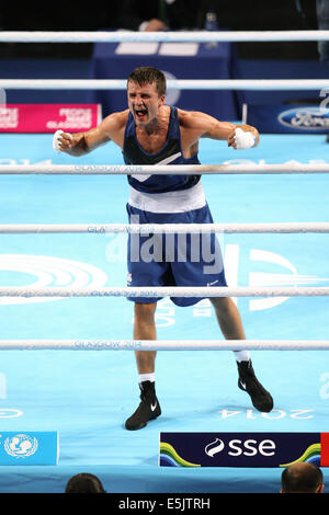 Glasgow, Schottland. 2. August 2014. Glasgow Commonwealth Games. 10. Tag. SSE Hydro. Mens-Boxen. Mitte (75kg) Finale. Antony Fowler gewinnt Gold gegen Vijender Vijender (IND) Credit: Action Plus Sport/Alamy Live News Stockfoto