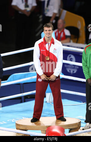 Glasgow, Schottland. 2. August 2014. Glasgow Commonwealth Games. 10. Tag. SSE Hydro. Mens-Boxen. Mitte (75kg) Finale. Antony Fowler gewinnt Gold gegen Vijender Vijender (IND) Credit: Action Plus Sport/Alamy Live News Stockfoto