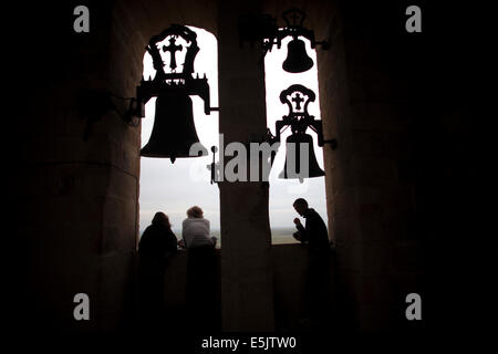 Touristen besuchen den Glockenturm der Kathedrale von Cáceres, Extremadura, Spanien, 15. April 2014. Stockfoto