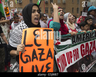 USA: NEW YORK, NY. Propalästinensische Demonstration am Columbus Circle, die israelischen Angriffe auf Gaza, 1. August 2014 protestieren. Stockfoto