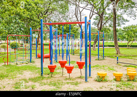 Bunte Spielgeräte im öffentlichen park Stockfoto