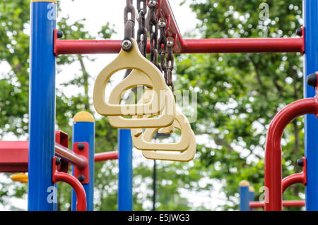 Klettern Ringe auf einem Spielplatz in dem öffentlichen park Stockfoto