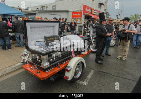 Auch Bestattungsunternehmen finden Sie stumping für Unternehmen auf der "Freitag der dreizehnte" Motorrad-Rallye im Hafen Dover, Ontario, Kanada. Stockfoto