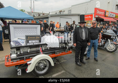 Auch Bestattungsunternehmen finden Sie stumping für Unternehmen auf der "Freitag der dreizehnte" Motorrad-Rallye im Hafen Dover, Ontario, Kanada. Stockfoto