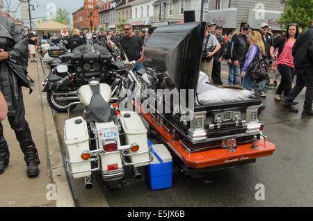 Auch Bestattungsunternehmen finden Sie stumping für Unternehmen auf der "Freitag der dreizehnte" Motorrad-Rallye im Hafen Dover, Ontario, Kanada. Stockfoto