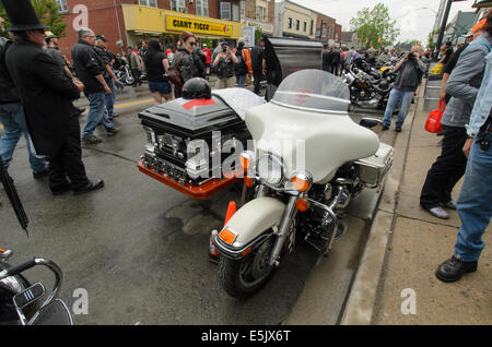 Auch Bestattungsunternehmen finden Sie stumping für Unternehmen auf der "Freitag der dreizehnte" Motorrad-Rallye im Hafen Dover, Ontario, Kanada. Stockfoto