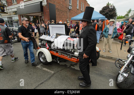 Auch Bestattungsunternehmen finden Sie stumping für Unternehmen auf der "Freitag der dreizehnte" Motorrad-Rallye im Hafen Dover, Ontario, Kanada. Stockfoto