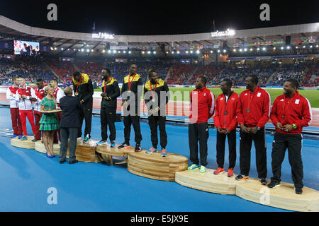 Hampden Park, Glasgow, Schottland, Großbritannien, Samstag, August 2014. Glasgow 2014 Commonwealth Games, Männer-Staffel mit 4 x 100 m, Medaillenverleihung. Von links nach rechts. England Silber, Jamaica Gold, Trinidad und Tobago Bronze Stockfoto