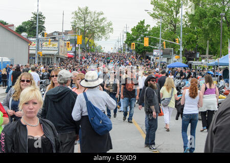 Blick auf die Menge, die Teilnahme an der "Freitag der dreizehnte" Motorrad-Rallye im Hafen Dover, Ontario, Kanada. Stockfoto