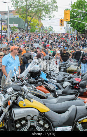 Blick auf die Menge, die Teilnahme an der "Freitag der dreizehnte" Motorrad-Rallye im Hafen Dover, Ontario, Kanada. Stockfoto