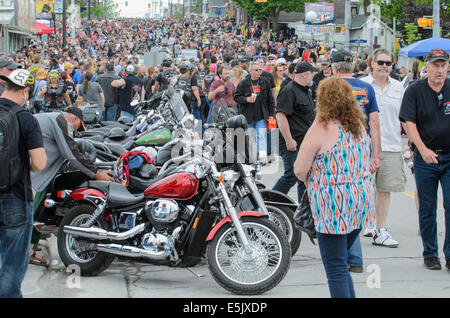 Blick auf die Menge, die Teilnahme an der "Freitag der dreizehnte" Motorrad-Rallye im Hafen Dover, Ontario, Kanada. Stockfoto