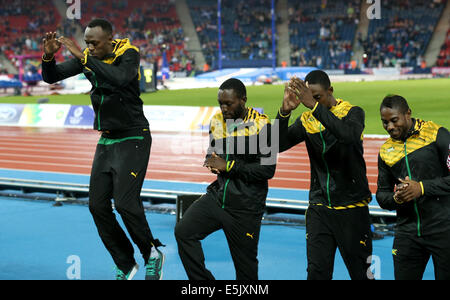 Glasgow. 2. August 2014. Athleten von Jamaika reagieren während der Preisverleihung für die Männer 4X100m Staffel am 2. August 2014 Finale der Leichtathletik bei den 2014 Glasgow Commonwealth Games im Hampden Park in Glasgow, Schottland. Jamaika gewann die Goldmedaille mit einer Zeit von 37,58 Sekunden. Bildnachweis: Han Yan/Xinhua/Alamy Live-Nachrichten Stockfoto