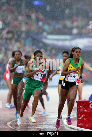 Glasgow. 2. August 2014. Athleten kämpfen die Frauen 4X400m Staffel Finale der Leichtathletik bei den 2014 Glasgow Commonwealth Games im Hampden Park in Glasgow, Schottland auf 2. August 2014. Jamaika gewann die Goldmedaille mit einer Zeit von 3 Minuten und 23,82 Sekunden. Bildnachweis: Han Yan/Xinhua/Alamy Live-Nachrichten Stockfoto