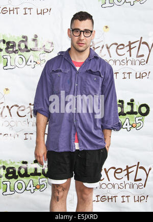 Philadelphia, Pennsylvania, USA. 2. August 2014. Jack Antonoff der amerikanischen Indie-Rock Band Tribüne stellt bei Radio 1045 Sommer Block Party Konzert beim Festival Pier am 2. August 2014 in Philadelphia, Pennsylvania, Vereinigte Staaten von Amerika. Bildnachweis: Paul Froggatt/Alamy Live-Nachrichten Stockfoto