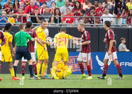 Charlotte, North Carolina, USA. 2. August 2014. Liverpool Mittelfeldspieler JOE ALLEN (24) drückt aus AC Mailand Verteidiger IGNAZIO ABATE (20) während der 2014 Guinness International Champions Cup-Spiel zwischen AC Mailand und Liverpool in der Bank of America Stadium in Charlotte, North Carolina. Liverpool geht auf 2: 0 zu gewinnen. Bildnachweis: Jason Walle/ZUMA Draht/Alamy Live-Nachrichten Stockfoto
