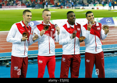 Hampden Park, Glasgow, Schottland, Großbritannien, Samstag, August 2014. Glasgow 2014 Commonwealth Games, Männer-Staffel mit 4 x 100 m, Medaillenverleihung, Silbermedaillengewinnerin England. Von links nach rechts. Danny Talbot, Richard Kilty, Harry Aikines-Aryeetey und Adam Gemili Stockfoto